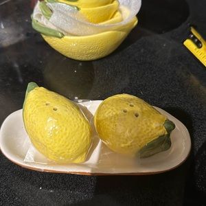 Salt and pepper set to